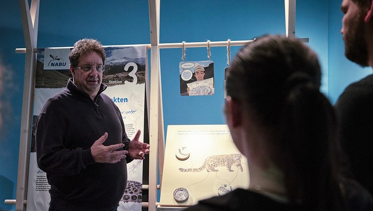 Daniel Bein führt durch die Sonderausstellung