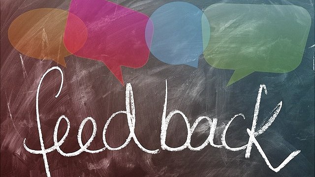 Feedback Schultafel mit Schriftzug Feedback und Sprechblasen