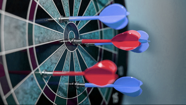Das Bild zeigt eine Dartscheibe mit mehreren Pfeilen