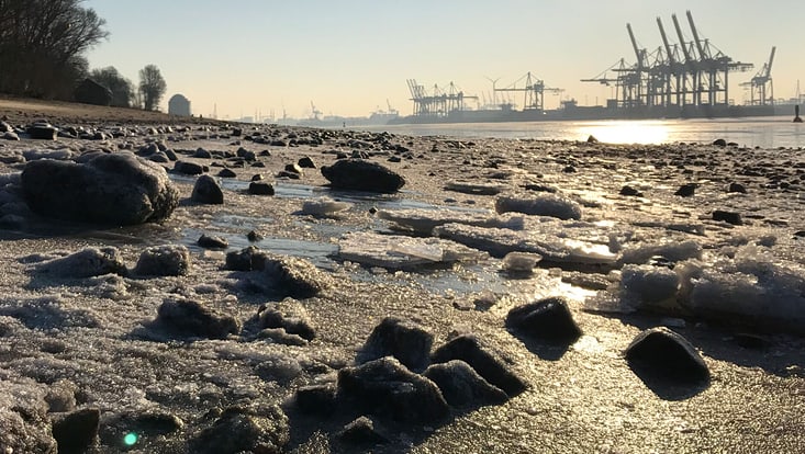 Nahaufnahme vom Elbstrand mit dem Wasser im Hintergrund.