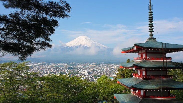 Japanische Tempelanlage vor Bergpanorama