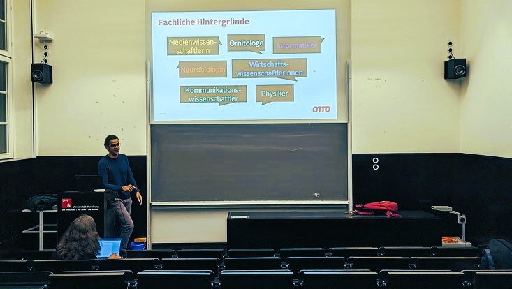 Christopher Blake zeigt im Hörsaal die unterschiedlichen fachlichen Hintergründe seines Teams bei OTTO