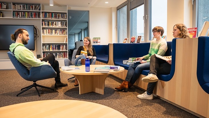 Studentin lernt in einer Bibliothek