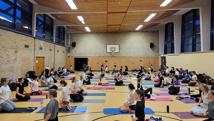 Gruppe Fitnessworkout in Halle
