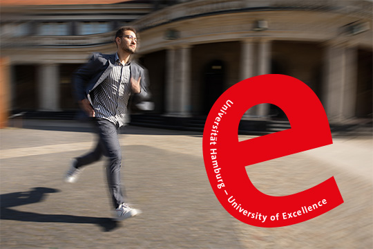 Man runs towards the excellence logo of the Universität Hamburg