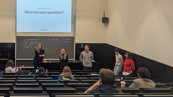 Mitarbeitende von Statista im Vorlesungssaal beantworten Fragen der Studierenden