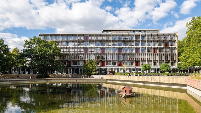 Blick auf den Ententeich und das Gebäude der Erziehungswissenschaften.