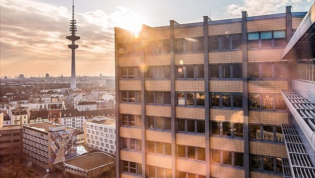 Blick aus dem Philosophenturm auf einen Teil des Philosophenturms bei Sonnenuntergang.