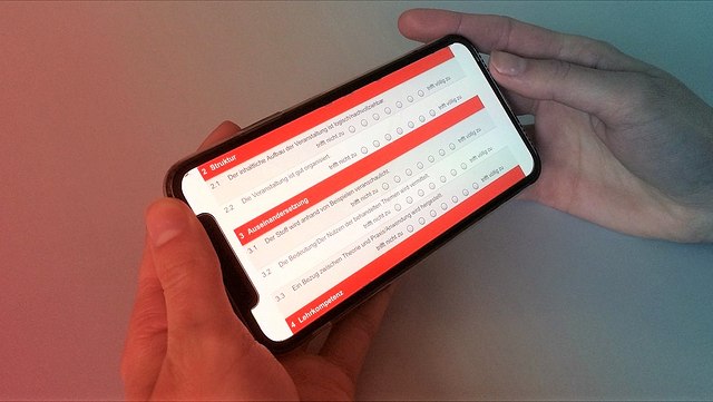 Ausfüllen einer Online-Befragung am Handy Ausfüllen einer Online-Befragung am Handy