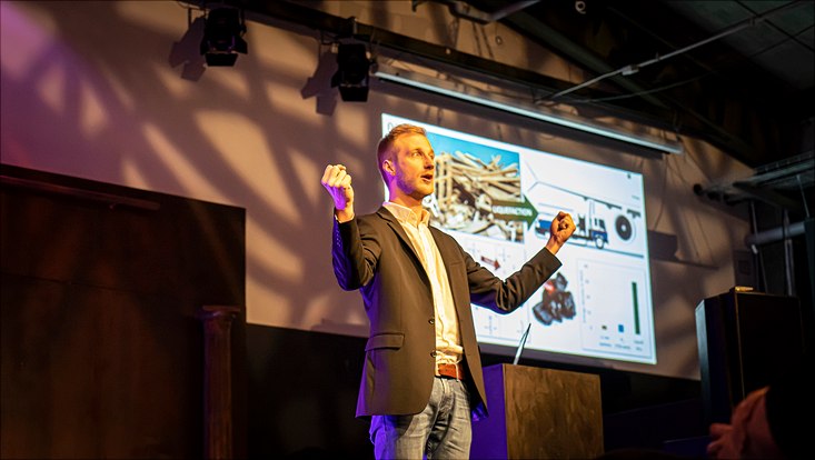 Three Minute Thesis 2019 Ein Teilnehmer hält auf der Bühne seinen Vortrag.