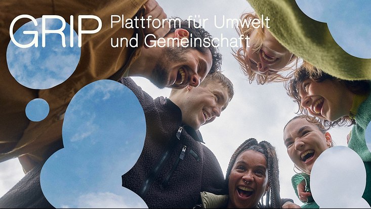 Menschengruppe mit Logo