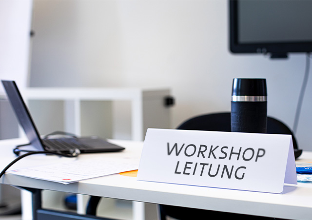 Ein Schreibtisch eines Referenten