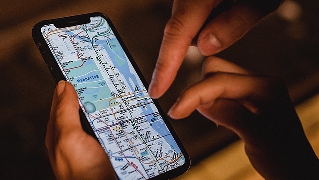 pexels-samson-katt-5226497-733x414-640x361 Handy mit Karte