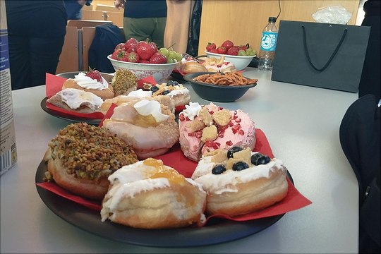 Bunte, reichhaltige Donuts auf einem Teller