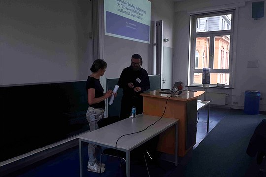 Gabi Reinmann und Robert Kordts vor der Leinwand