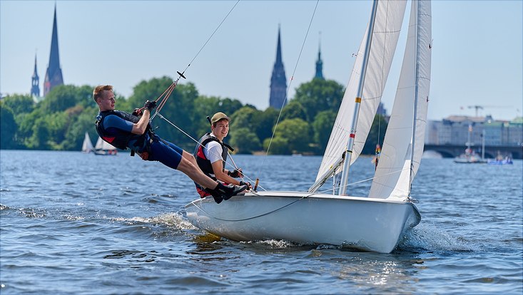 Segelboot auf Alster mit zwei männlichen Seglern