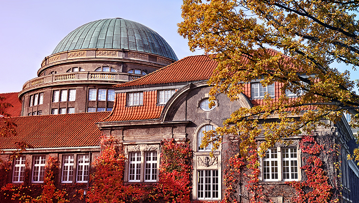 Hauptgebäude Universität Hamburg, Edmund-Siemers-Allee 1, Nord-Ost-Seite, herbstlich