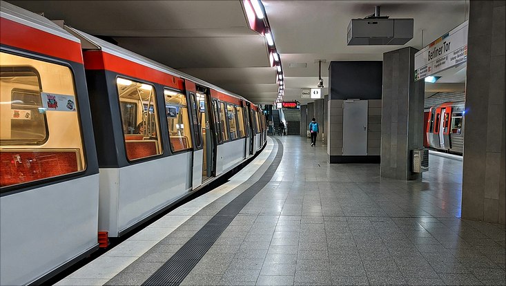 Einfahrende U-Bahn am Berliner Tor
