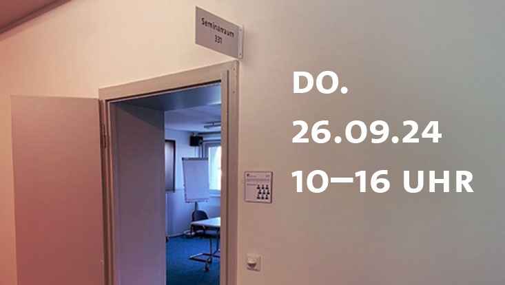 Das Bild zeigt die geöffnete Tür des Seminarraums 331, fotografiert aus dem Flur des HULs heraus mit Blick in den Raum.