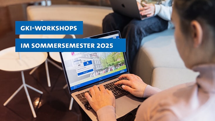Studierende mit Laptops, davor Schriftzug "GKI-Workshops im Wintersemester 2024/25"