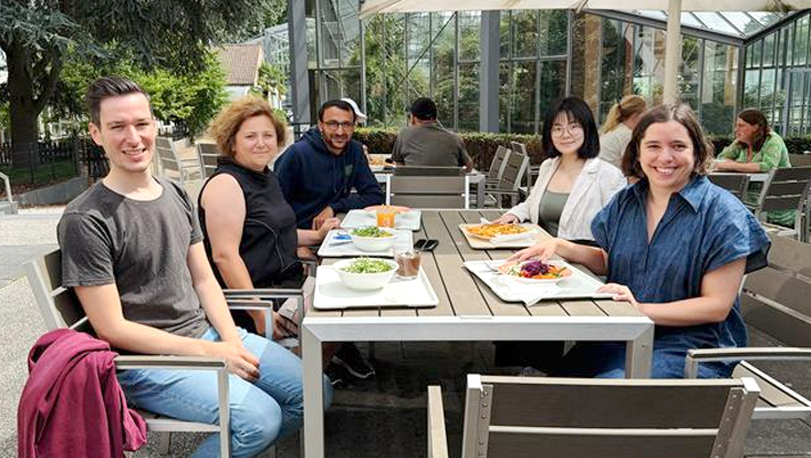 Das Foto zeigt fünf Kolleg:innen des HULs an einem Tisch draußen bei Tageslicht (von links nach rechts: Jonas Breetzke, Eray Kara, Rahmatullah Katawazai, Zhouer Li, Carla Bohndick)