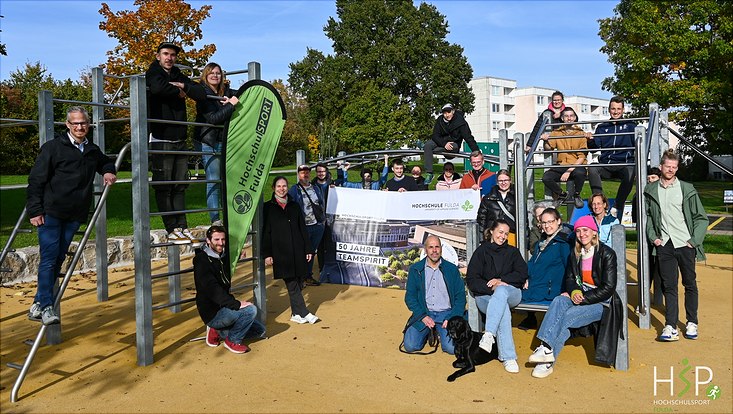 Gruppe mit Sportgeräten