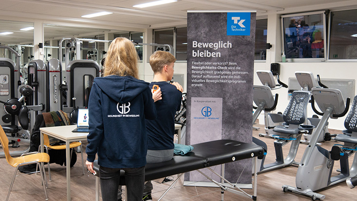 Zwei Personen in einem Fitnessstudio bei einer Testung mit der Medimaus