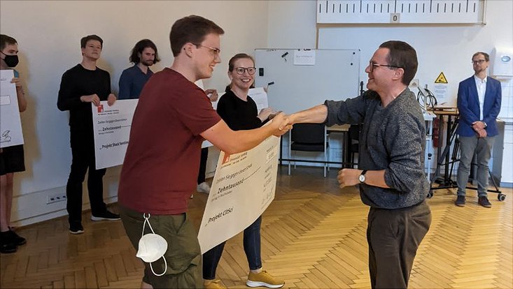 7-schnapp-wheelchair Prof. Schnapp übergibt Scheck an Studierende
