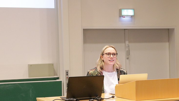 5-praesi-wiso Studierende der WiSo präsentieren ihre Projektidee mit dem Titel "Spiegelt Journalismus affektiv polarisierte Onlinenetzwerke?