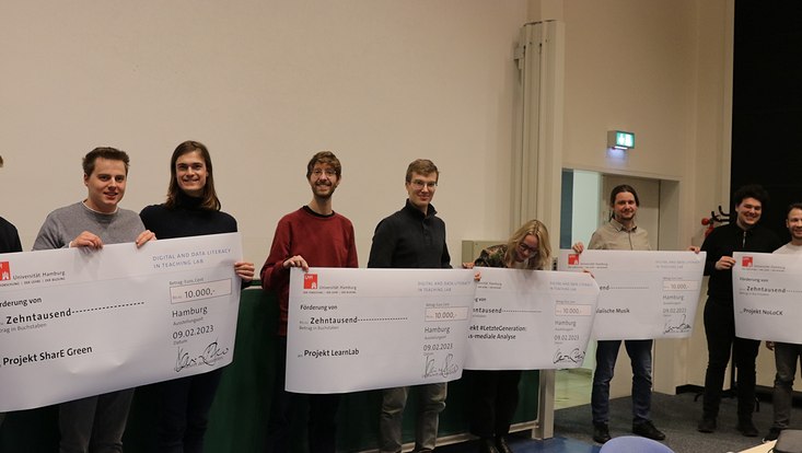 6-schecks Sechs von acht Studierendengruppen wurden von der Jury als Gewinnerprojekte gekührt und werden jeweils mit bis zu 10.000 EUR gefördert