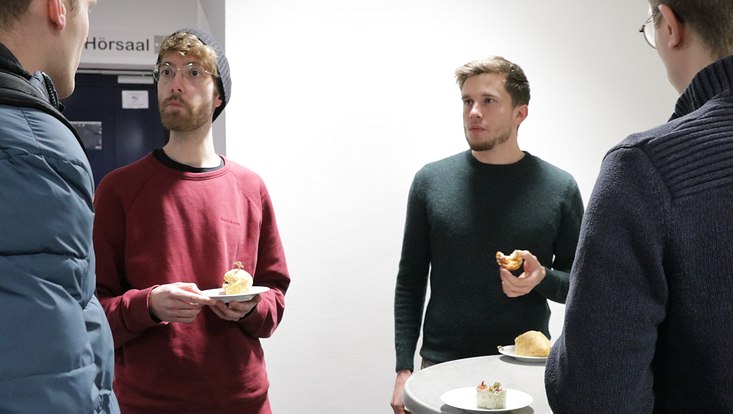 8-get-together-1 Studierende beim anschließenden Get Together im Foyer der Jungiusstraße 9.