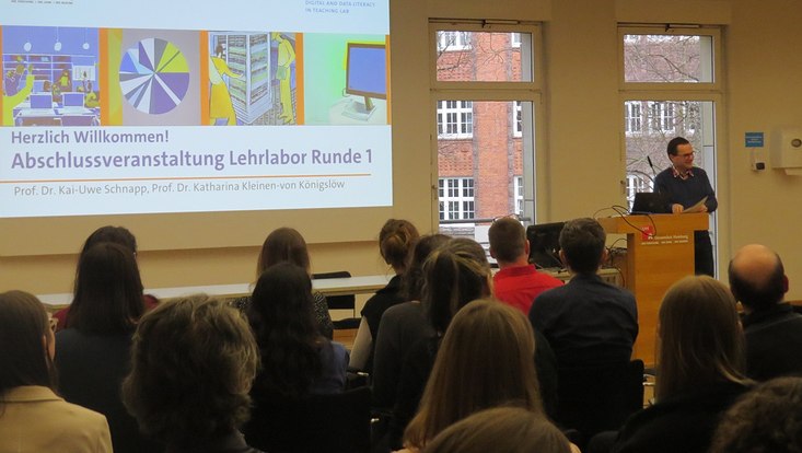 Projektleiter Kai-Uwe Schnapp begrüßt das Publikum bei der Abschlussveranstaltung