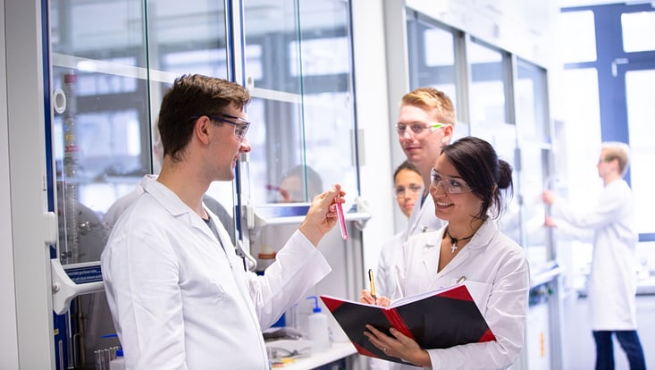 Studierende im Chemielabor.
