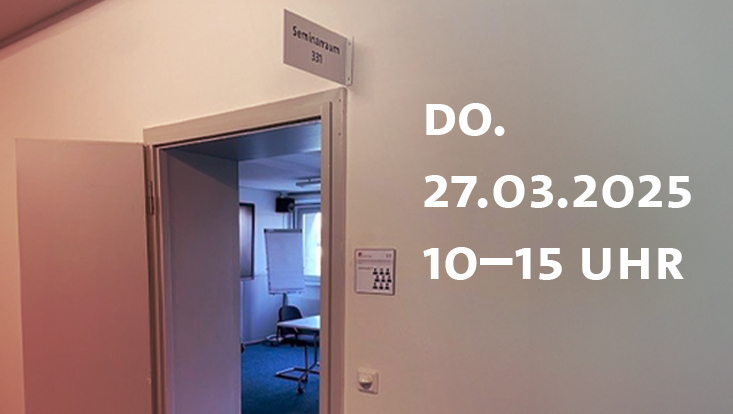 Das Bild zeigt die geöffnete Tür des Seminarraums 331, fotografiert aus dem Flur des HULs heraus mit Blick in den Raum.