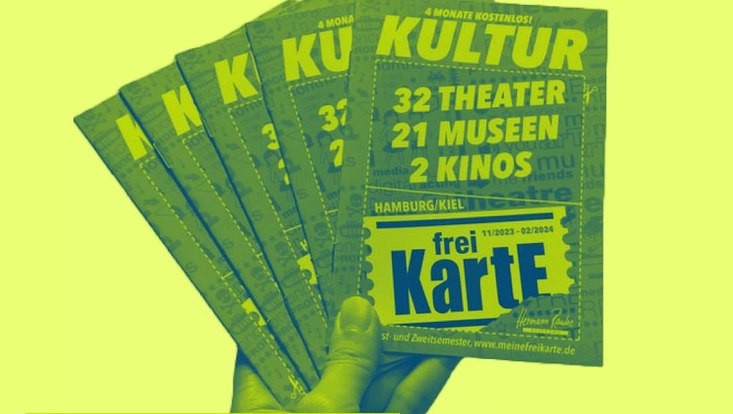 Foto einer Hand, die einen Stapel Kulturfreikarten hält.