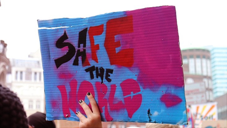 Schild mit Save the World