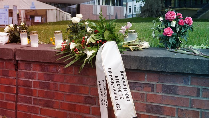 Der Trauerkranz vom AStA in Gedenken an William Tonou-Mbobda