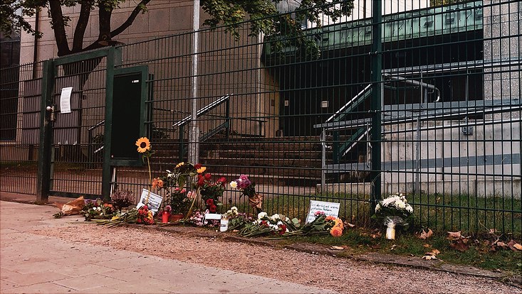Blumenkränze vor Synagoge