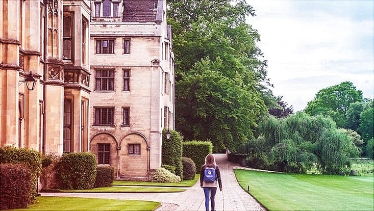 Frau läuft über Campus der Cambridge Universität