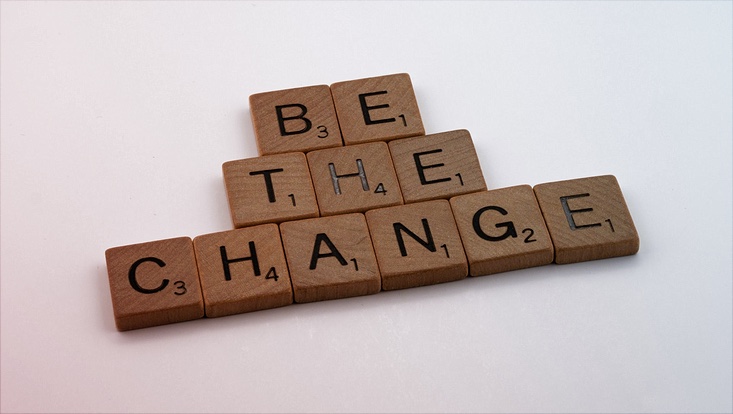 Scrabble Steine zeigen Be the Change