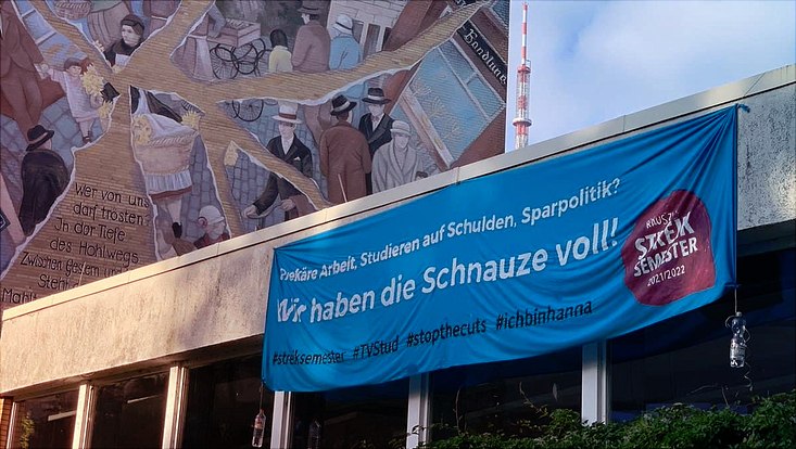 TV-Stud Banner hängt am VMP 9