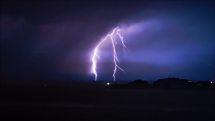 Ein Blitz am Gewitterhimmel