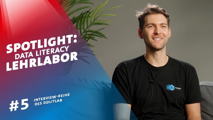 Viertes Interview aus der Reihe "Spotlight: Data Literacy Lehrlabor". Zu sehen ist Phillip Bach, der hier ein Interview gegeben hat.