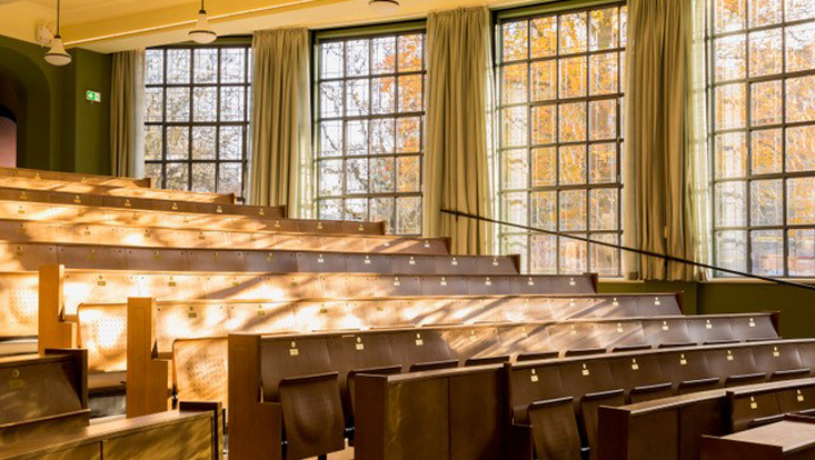 Blick in einen leeren historischen Hörsaal