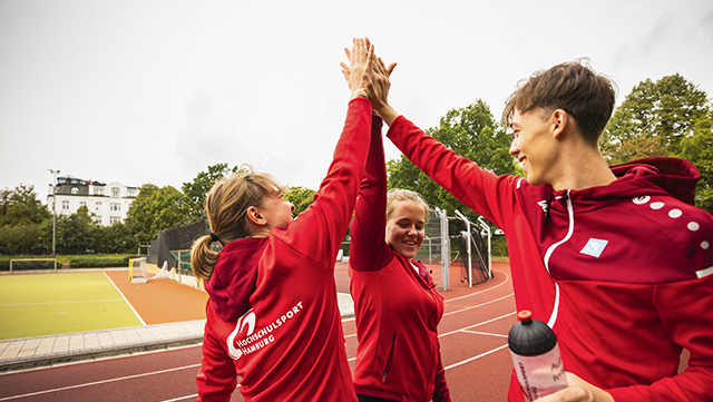 clap-hochschulsport_esfandiari-640x361 3 Menschen klatschen sich ab