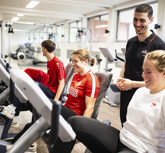 studio-hochschulsport-esfandiari-640x595 Menschen auf Sitzfahrrädern im Studio mit Trainer