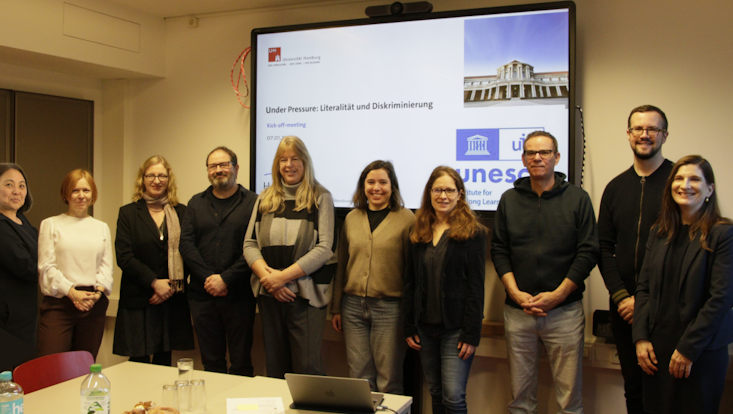 Gruppenbild des Projektteams mit dem Dekanat