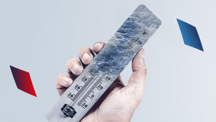 In der Mitte des Bildes hält eine Hand auf hellem Hintergrund ein Thermometer, in dessen oberem Bereich sich Wasser spiegelt. Links und rechts im Bild sind weitere Quadrate zu sehen, links ein rotes, rechts ein blaues.