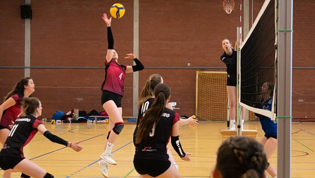 Volleyballspielerinnen mit Ball am Netz