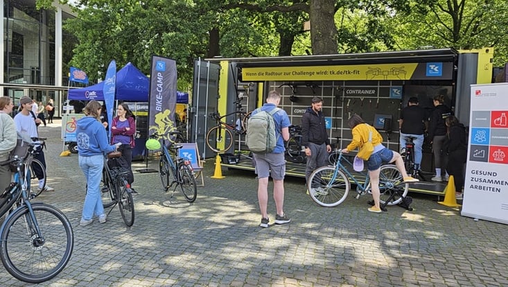 Personen vor dem TK Nike-Fit-Stand